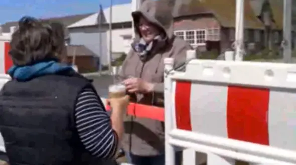 زندگی غیرقابل تحمل دو خواهر در دوران کرونا + فیلم