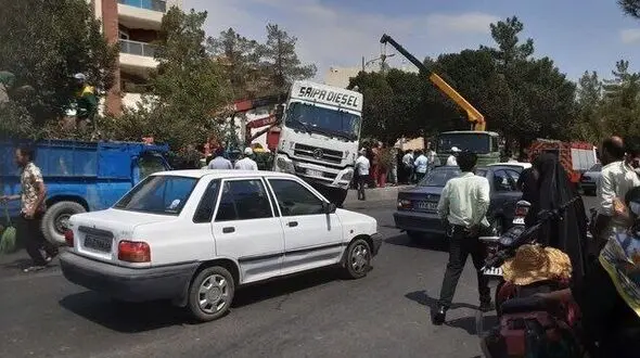 بازداشت عامل تصادف هولناک پژو و تریلی در بلوار قائم سمنان + جزییات