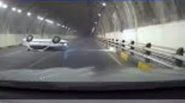 حادثه در دل تونل /  سرعت غیرمجاز کار دست راننده داد+ فیلم 