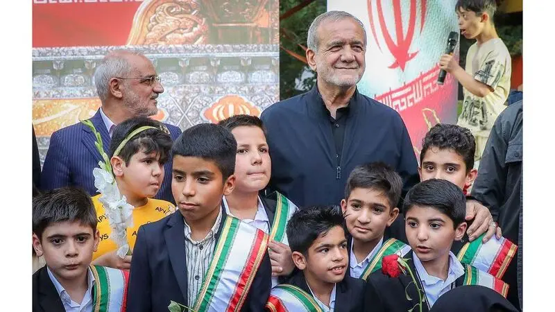 مسعود پزشکیان عصر روز سه‌شنبه( ۱۴ مرداد) با حضور در مجتمع خدمات بهزیستی و شیرخوارگاه آمنه، در مراسمی که به منظور گرامیداشت یاد شهدای کودک و خردسال تجاوز رژیم صهیونیستی برگزار شده بود شرکت کرد.