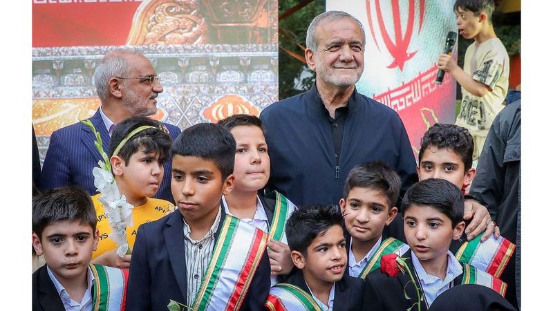 مسعود پزشکیان عصر روز سه‌شنبه( ۱۴ مرداد) با حضور در مجتمع خدمات بهزیستی و شیرخوارگاه آمنه، در مراسمی که به منظور گرامیداشت یاد شهدای کودک و خردسال تجاوز رژیم صهیونیستی برگزار شده بود شرکت کرد.