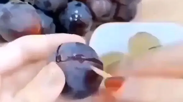 پوست انگور را به راحتی بکنید! + فیلم