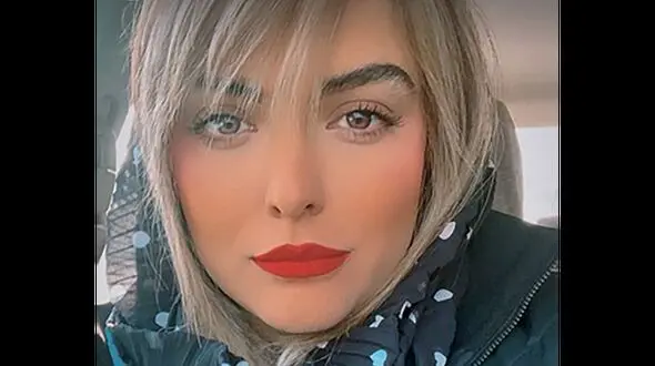 عکس دنیا مدنی و دوستش در کافه