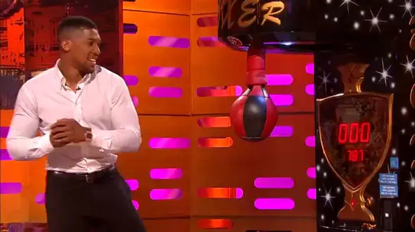 زور آزمایی هنرمندان با بوکسور سنگین وزن معروف + فیلم