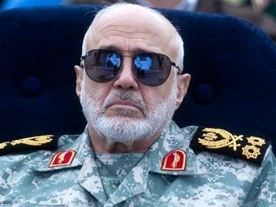 عکس /  سفر در زمان؛ «سرلشکر رشید در حال بررسی پهپادهای ارتش»؛ سال 1402