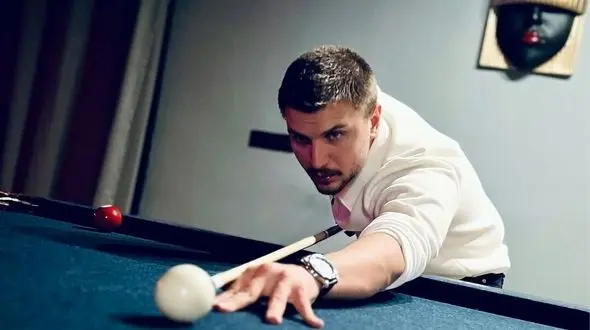 ویدئو/ نگاهی به چیدمان شیک و لوکس خونه مجردی دارا حیایی، بازیگر شفرونی و پسر یکی یدونه امین حیایی/ از مبلمان مدرن و ساز موسیقی تا تابلوهای هنری