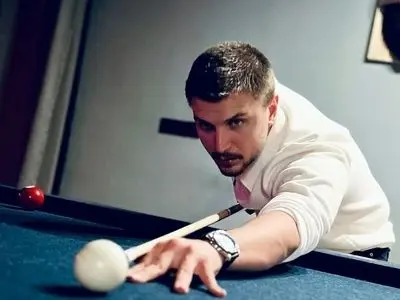 ویدئو/ نگاهی به چیدمان شیک و لوکس خونه مجردی دارا حیایی، بازیگر شفرونی و پسر یکی یدونه امین حیایی/ از مبلمان مدرن و ساز موسیقی تا تابلوهای هنری