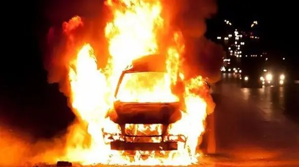 آتش‌گرفتگی پژو 206 در بلوار کاوه / اقدام شجاعانه مکانیک جان‌ها را نجات داد!