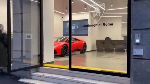 در این نمایشگاه لامبورگینی فقط 2 خودرو جا می شود + فیلم
