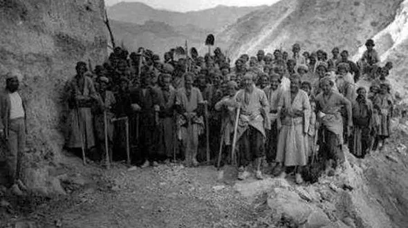 
عکسی قدیمی از ساخت جاده چالوس
