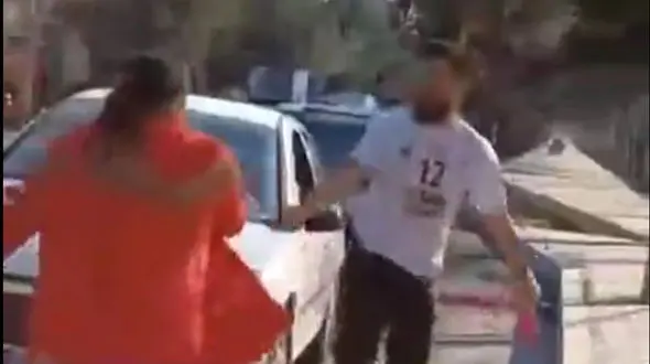 حمله هوادار مرد سپاهانی با باتوم به خانم‌های پرسپولیسی / این مرد را می شناسید؟