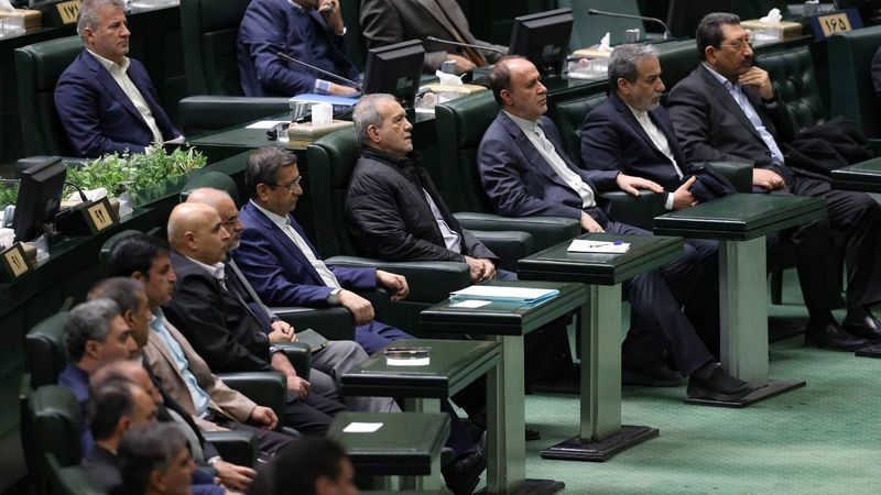  جلسه بررسی طرح استیضاح عبدالناصر همتی وزیر امور اقتصادی و دارایی در مجلس  با حضور وزرا و رییس جمهور