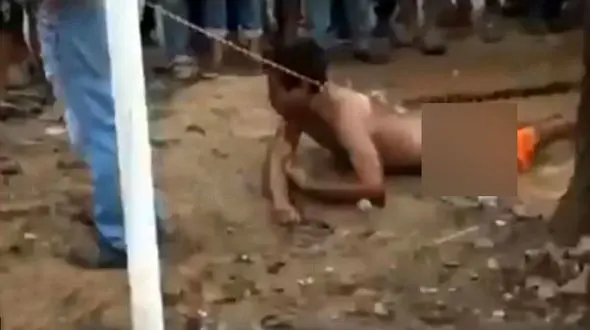 خبر ویژه هفته / دار زدن مرد کودک آزار توسط مردم روستا +فیلم و عکس