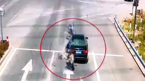 برخورد مرگبار موتورسیکلت به خودرو در پشت چراغ قرمز + فیلم