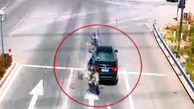 برخورد مرگبار موتورسیکلت به خودرو در پشت چراغ قرمز + فیلم