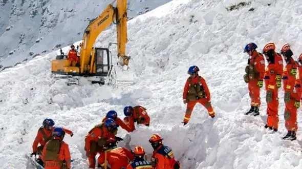 بهمن در وسط تابستان را 30 گردشگر را بلعید / در ارتفاعات سمیرم رخ داد