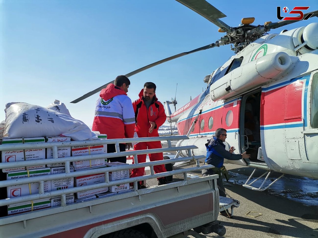 هلال احمر کردستان با بالگرد به روستاهای در محاصره برف کمک‌های غذایی رساند