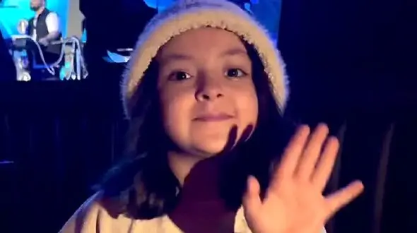 آواز پر قمیش؛ دخترک نیم وجبی تو کنسرت سینا درخشنده با تیپ تاسیان چه میرقصه و میخونه