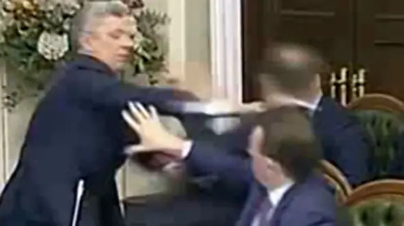 فیلم / نماینده های پارلمان با مشت به جان هم افتادند + عکس