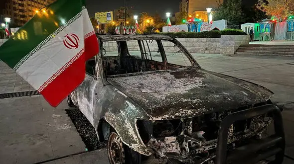 نصب پرچم ایران روى آمبولانس هلال احمر مورد حمله موشک های اسرائیل