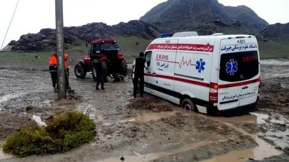اعزام 2 آمبولانس برای نجات جان زن باردار از محاصره در سیلاب کرمان + عکس