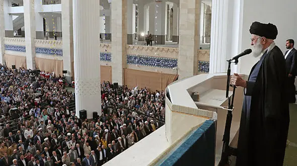 هدیه خاص رهبر انقلاب به یک مداح در نماز عید فطر + عکس