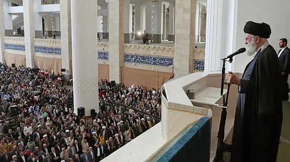 هدیه خاص رهبر انقلاب به یک مداح در نماز عید فطر + عکس