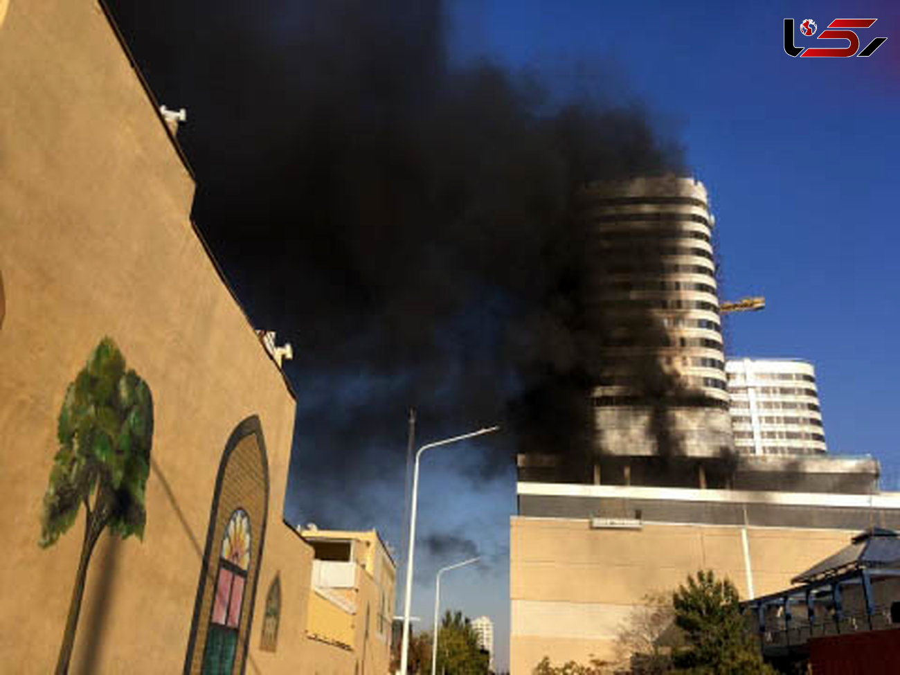 عکس های وحشتناک از آتش سوزی برج بلند مرتبه در مشهد +جزییات