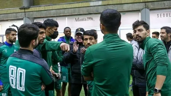 فرار استقلالی ها به سالن+ تصاویر