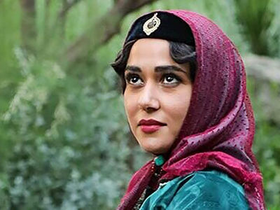 زیبایی خیره کننده پریناز سینمای ایران / عکس های کیک های رنگی تولد پریناز ایزدیار که دل یک ملت را برد!