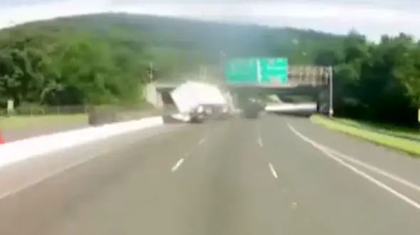 واژگونی وحشتناک تریلی ۱۸ چرخ در بزرگراه + فیلم