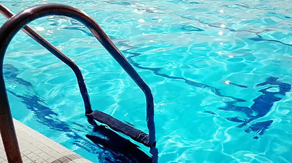 فیلم عمل شرم آور مردی با دختر ناتنی در استخر  / دلتان می لرزد !