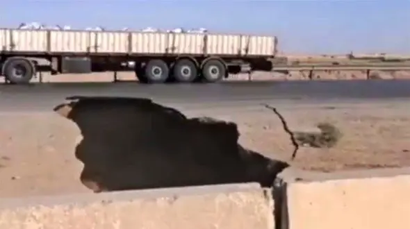 فیلم دهن باز کردن زمین در کاشان / نصف خودرو بلعیده شد