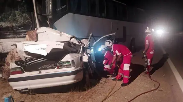 شاخ به شاخ شدن خودرو سواری و اتوبوس 13 کشته و مصدوم برجا گذاشت + عکس