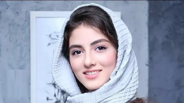 ژست عبوس پردیس پورعابدینی بازیگر آقازاده در مرکز شهر