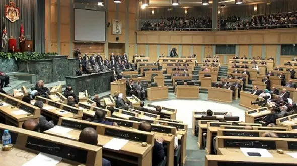 فیلم کتک کاری عجیب در صحن علنی مجلس اردن / نمایندگان زیر مشت و لگد 