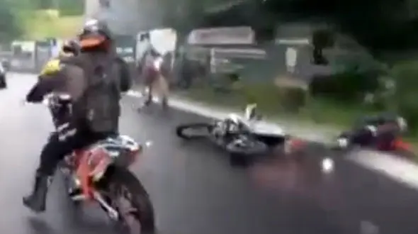 فیلم تصادف موتور با اسب در جاده لغزنده در اوکراین