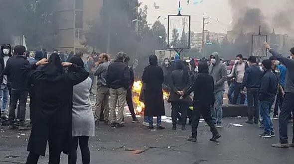 نجات مرد روحانی توسط زن کاملا بی‌حجاب در اعتراضات ! + فیلم