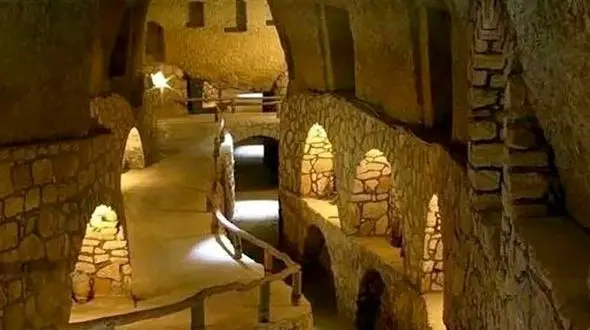 گشت و گذاری در بزرگترین شهرزیرزمینی جهان در حوالی کاشان/ شهری 1500 ساله 3 طبقه و مجهز به استخر آب و آشپزخانه