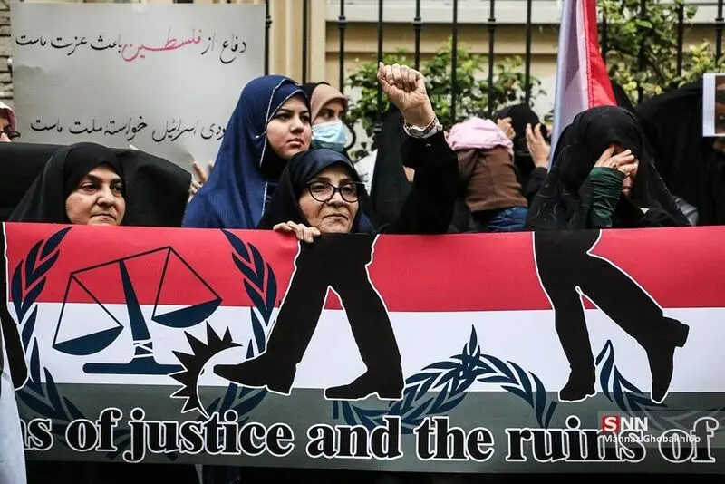 تجمع معترضان در مقابل سفارت مجارستان در تهران 