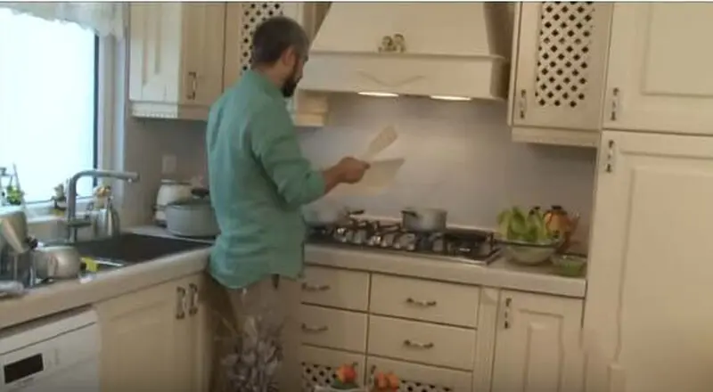 عکس ها / نگاهی به دکوراسیون و چیدمان خانه رعنا آزادی‌ور و مهدی پاکدل زوج پرحاشیه این روزها / آشپزخانه ای به سبک قصرهای کارتونی با ظروف لوکس