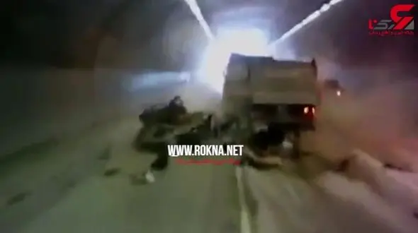 صحنه مرگ راننده سواری بعد از له شدن خودرواش زیر کامیون + فیلم