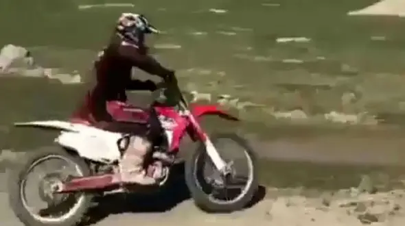 ببینید /  لحظه عجیب بالا رفتن یک موتورسوار از کوه + فیلم حیرت انگیز