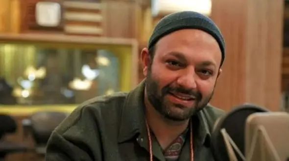 عکس/دکوراسیون میز کار خاص صابر ابر در خانه با حضور یک مهمان ناخوانده !/خرگوش چوبی، عینک دودی و کتاب های قطور؛ ترکیبی خلاقانه و البته جسورانه!