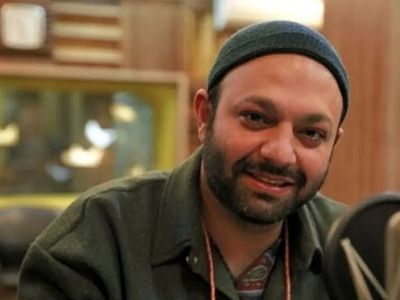 عکس/دکوراسیون میز کار خاص صابر ابر در خانه با حضور یک مهمان ناخوانده !/خرگوش چوبی، عینک دودی و کتاب های قطور؛ ترکیبی خلاقانه و البته جسورانه!