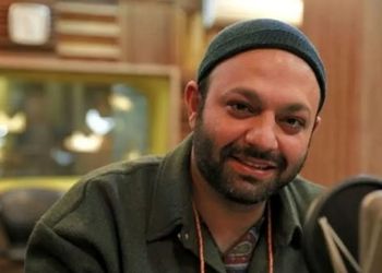عکس/دکوراسیون میز کار خاص صابر ابر در خانه با حضور یک مهمان ناخوانده !/خرگوش چوبی، عینک دودی و کتاب های قطور؛ ترکیبی خلاقانه و البته جسورانه!
