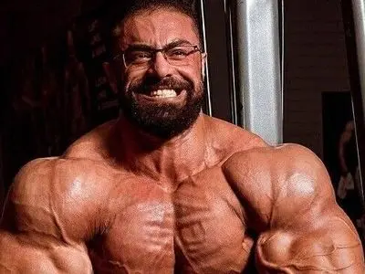 نگاهی به میز پاییزی جشن تولد بهروز تابانی، غول بدنسازی ایران/ از تزئین میوه های خوشمزه قاچ شده و کیک شکلاتی تا انار های دون شده و زیتون و...+عکس