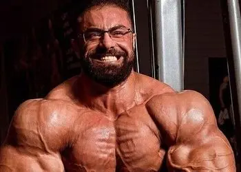 نگاهی به میز پاییزی جشن تولد بهروز تابانی، غول بدنسازی ایران/ از تزئین میوه های خوشمزه قاچ شده و کیک شکلاتی تا انار های دون شده و زیتون و...+عکس