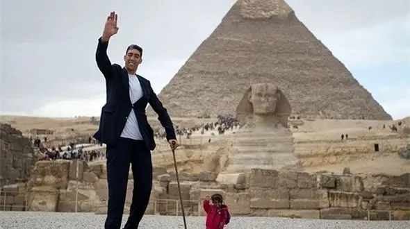 دیدار بلندترین مرد با کوتاهترین زن جهان در اهرام ثلاثه+ عکس