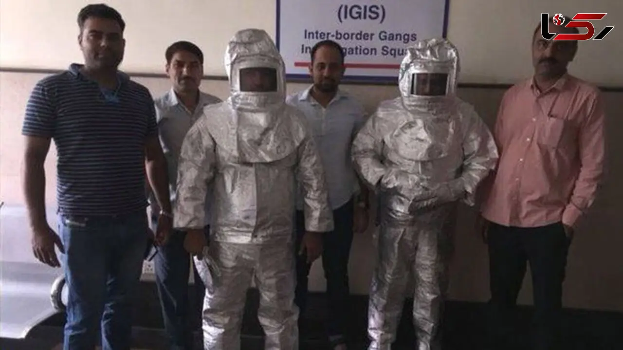 پدر و پسر فضانورد هندی دستگیر شدند! +عکس دستگیری با لباس فضانوردی